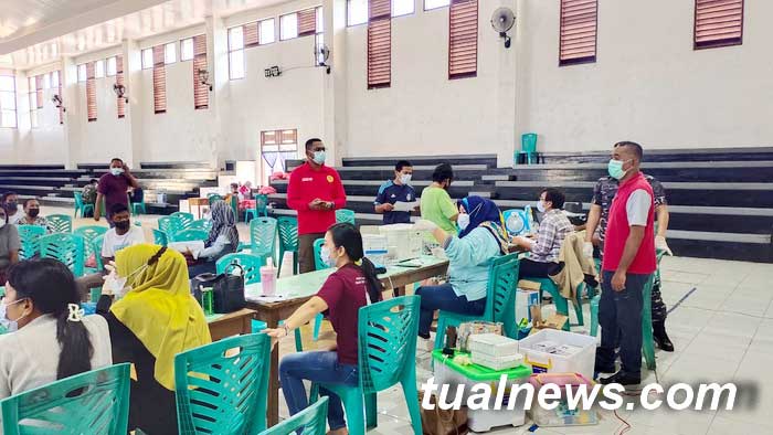 ini-vaksinasi-Binda-Maluku-bersama-Dinkes-dan-Puskesmas-Kolser-di-Gedung-Serba-Guna.j