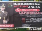 Baileho-Kepala-Kejaksaan-Negeri-Tual-di-depan-Kantor-Kejaksaan