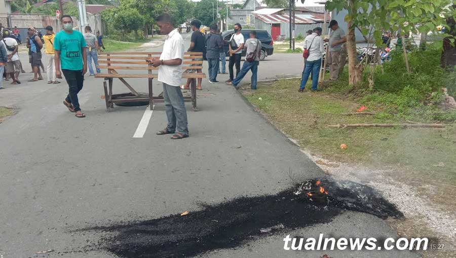 aksi-palang-jalan-warga-Holat-di-Langgur