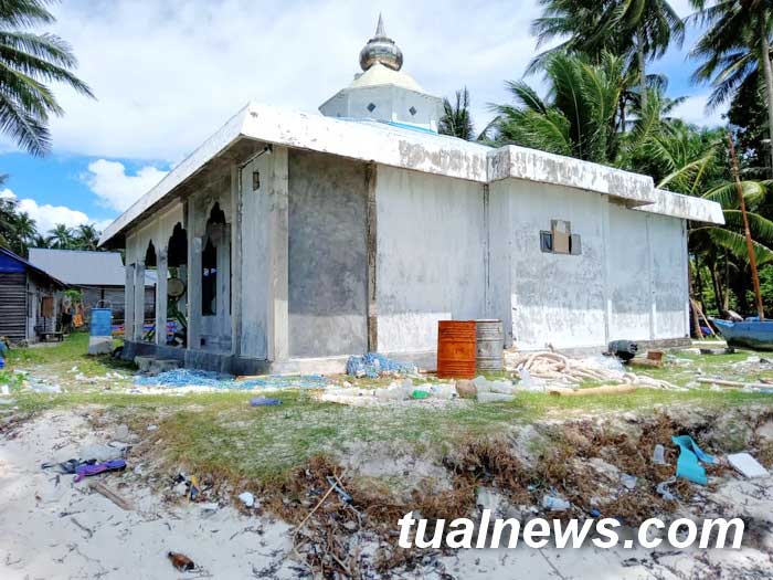 ini-masjid-Mun-Tanimbar-Kei-yang-dihantam-abrasi-pantai-minggu-kemarin
