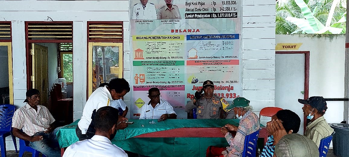 Pertemuan-fasilitasi-yang-dipimpin-Kades-Ohoira-dan-Pendeta-GPM-Ohoira-serta-disaksikan-Kapolsek-Kei-Kecil-Barat-Frangky-Tethool