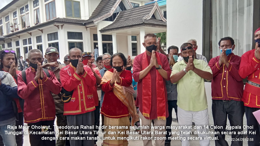 Raja-Maur-Ohoiwut-Theodorius-Rahail-hadir-bersama-sejumlah-warga-masyarakat-dan-14-Calon-Kepala-Ohoi-Tunggal-di-Kecamatan-Kei-Besar-Utara-Timur-dan-Kei-Besar-Utara-Barat