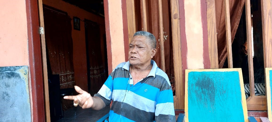Rat-Magrib-Frans-Renfaan-ketika-didatangi-Media-Tual-News-bersama-Kapolsek-Kei-Kecil-Barat-Frangky-Tethool.