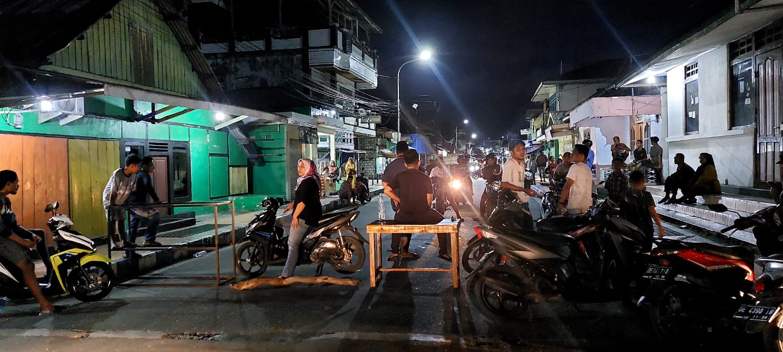 Pemuda Tual Blokade Jalan Pattimura Ditengah Kunker Kapolda Maluku