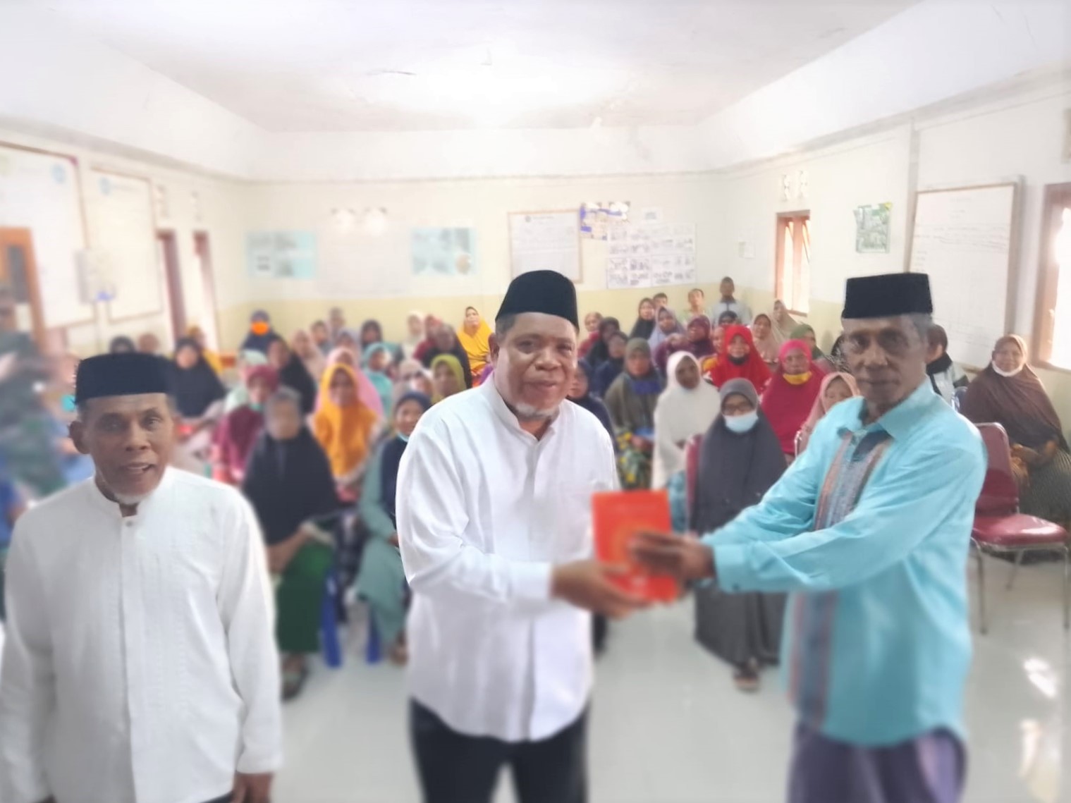 Penyerahan-Al-Quran-dari-Badan-Wakaf-Al-Quran-oleh-Walikota-Tual-kepada-Masjid-TPQ-Majelis-Talim-di-Desa-Labetawi-Kota-Tua.