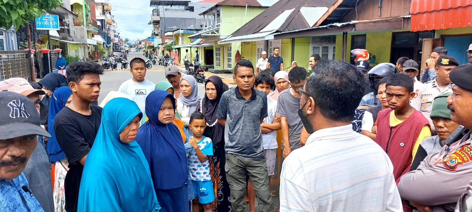 Para-ibu-korban-pengrusakan-lapak-interupsi-polisi-dan-Kesbangpoll-Kota-Tual.