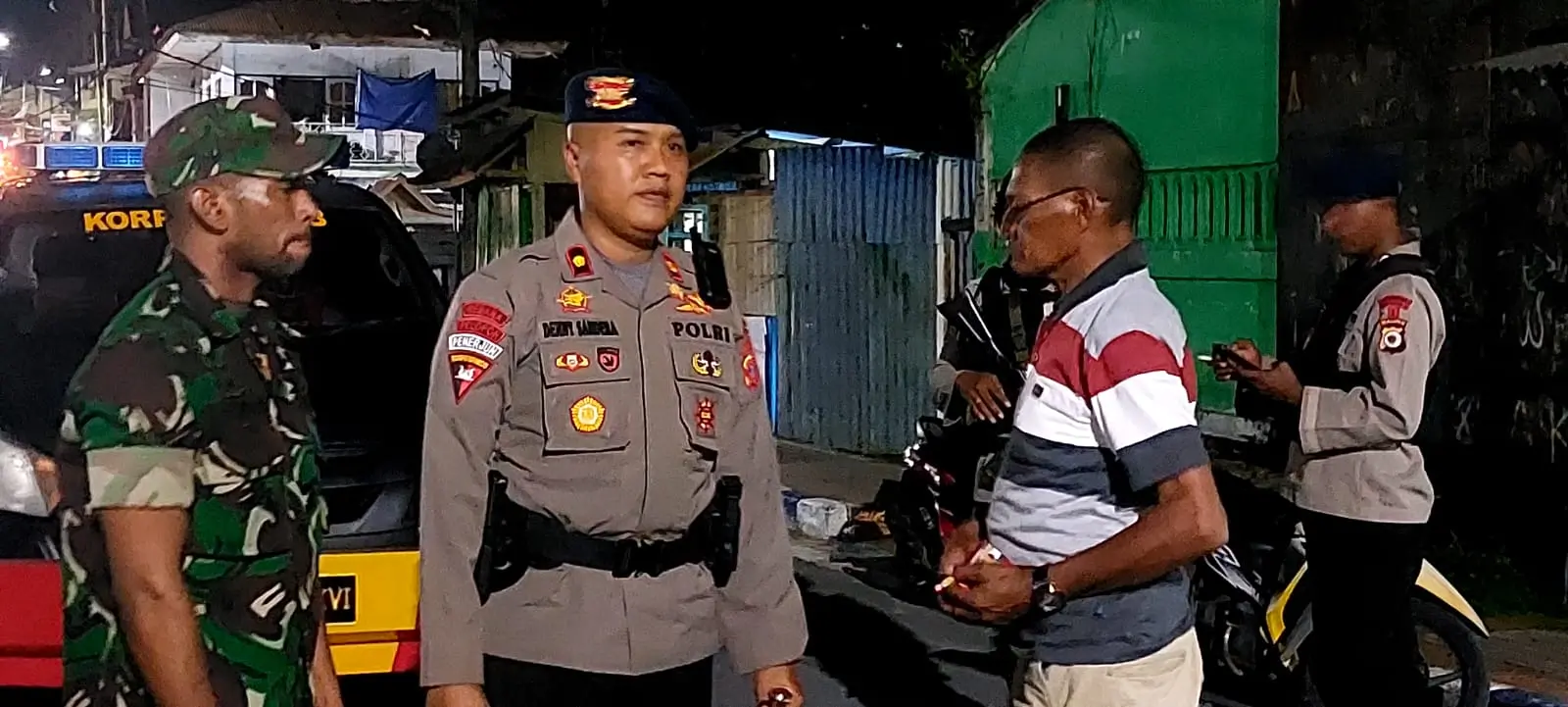 ayah-korban-Salahudin-Kabalmay-bersama-Danyon-C-Pelopor-Kompol-Denny-Sandera-S.H.-S.I.K-mendatangi-lokasi-jalan-utama-blokade-dan-membuka-palang-kayu.