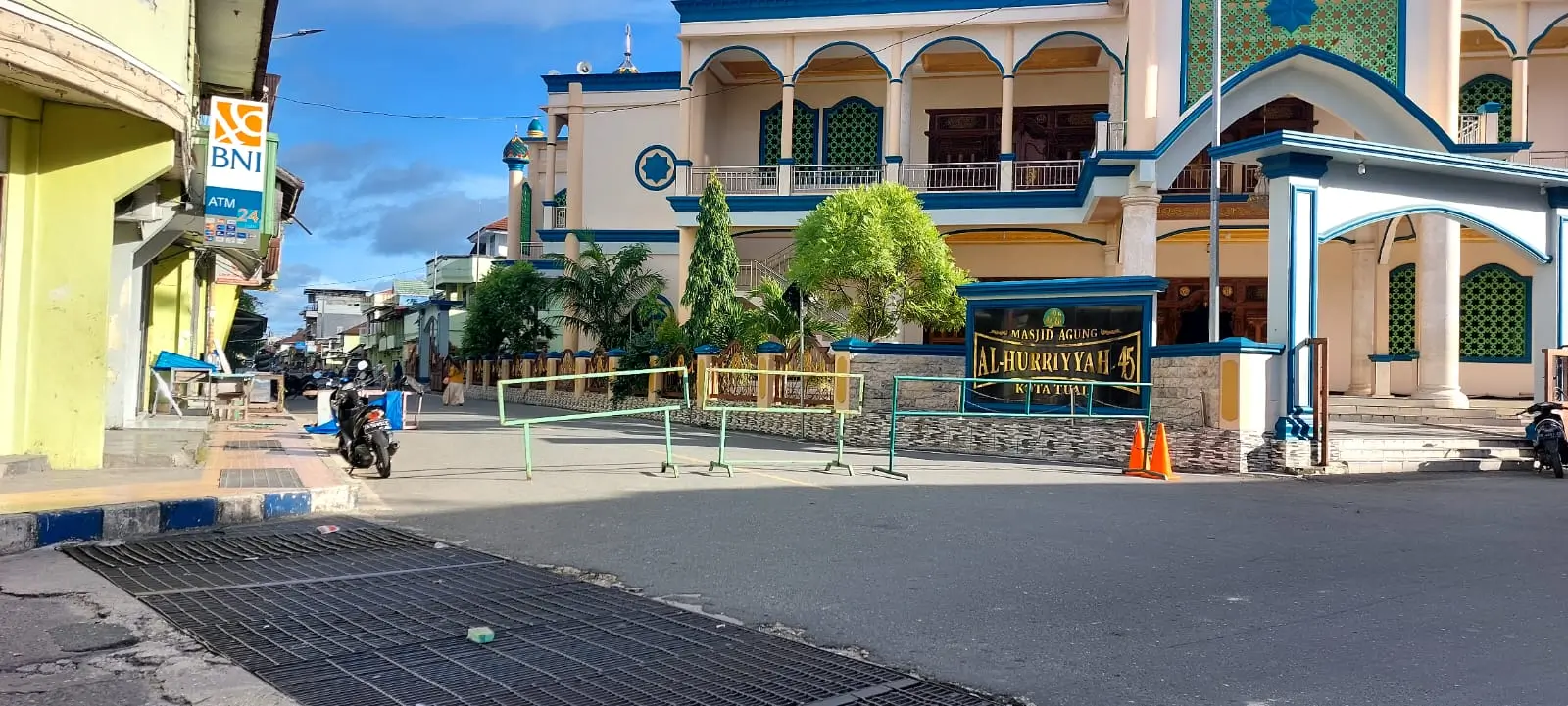 ini-jalan-masuk-kampung-tengah-kota-tual-masih-dipalang.