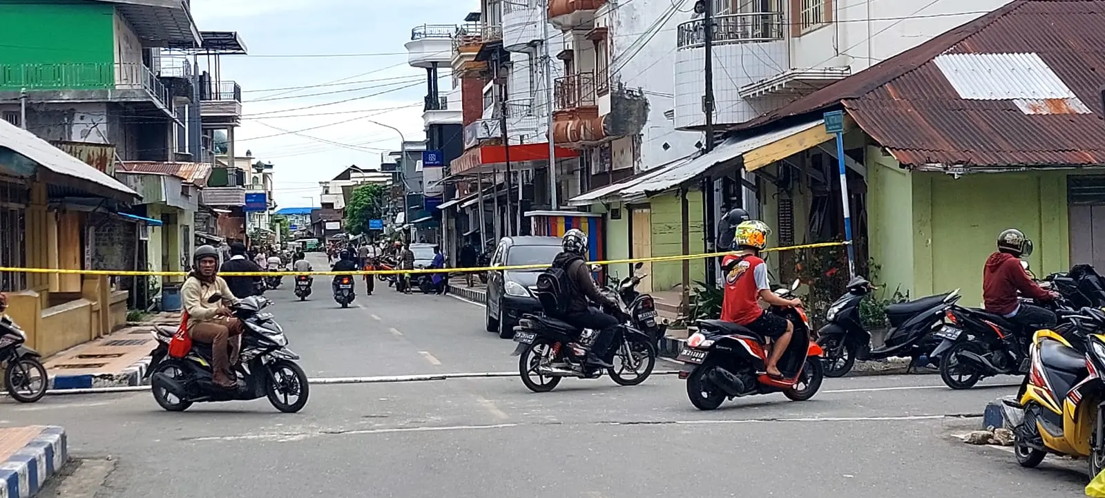 polisi-pasang-garis-police-line-di-jalan-pattimura-kota-Tual.