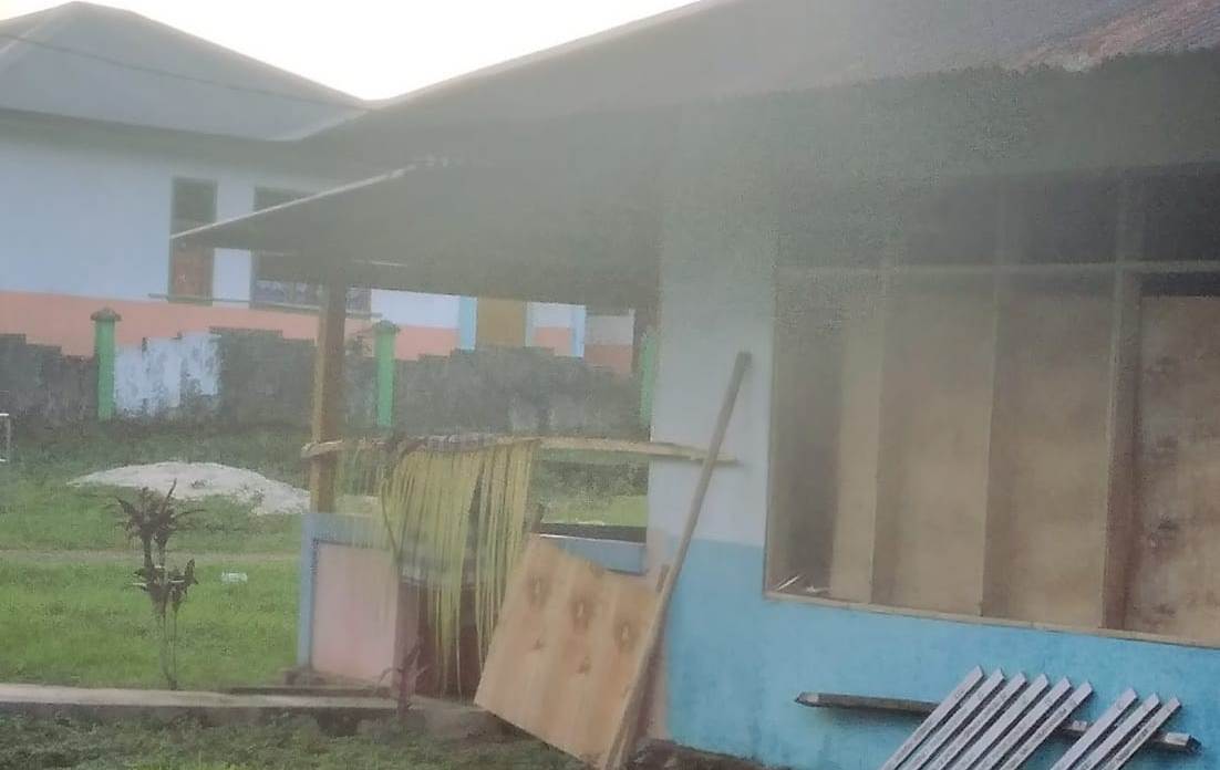 Warga Pasang Sasi di Kantor Desa Warvut, Akibat Bantuan Bedah Rumah Diterima Perangkat Ohoi