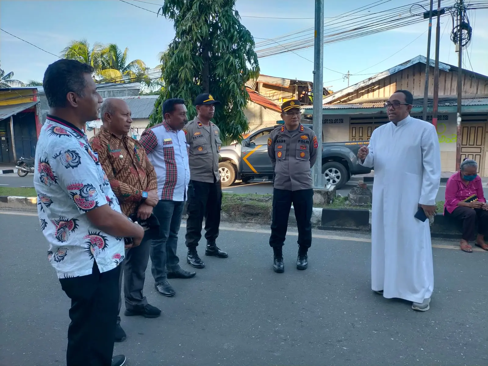 Kapolres-Malra-bersama-para-Tokoh-Agama-adat-dan-pemerintah-dalam-prosesi-perdamaian-dua-kelompok-pemuda.