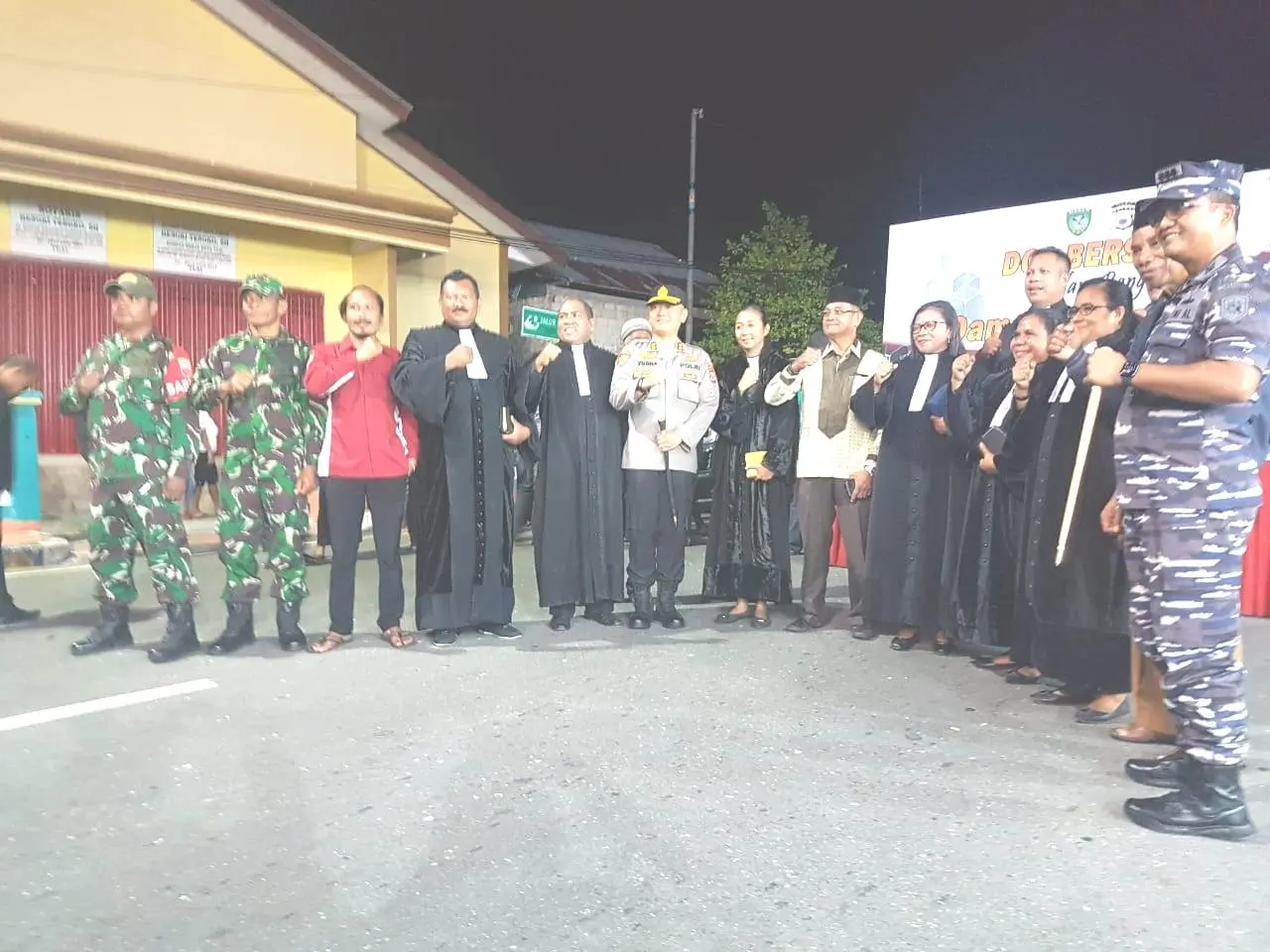Kapolres-Tual-bersama-Tokoh-Agama-dalam-doa-bersama-jumat-malam