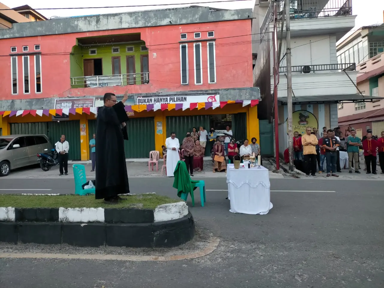 Ketua-Majelis-Jemaat-GPM-Ohoijang-dan-Wakil-Uskup-Kei-Kecil-memimpin-doa-bersama