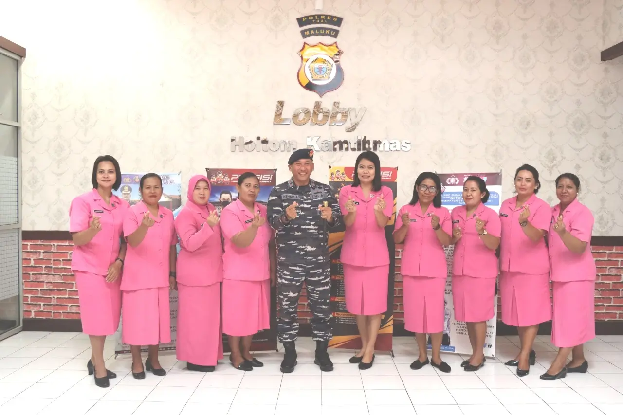 Laksamana-Pertama-TNI-Ashari-Alamsyah-foto-bersama-dengan-Ibu-Bayangkari-Polres-Tual