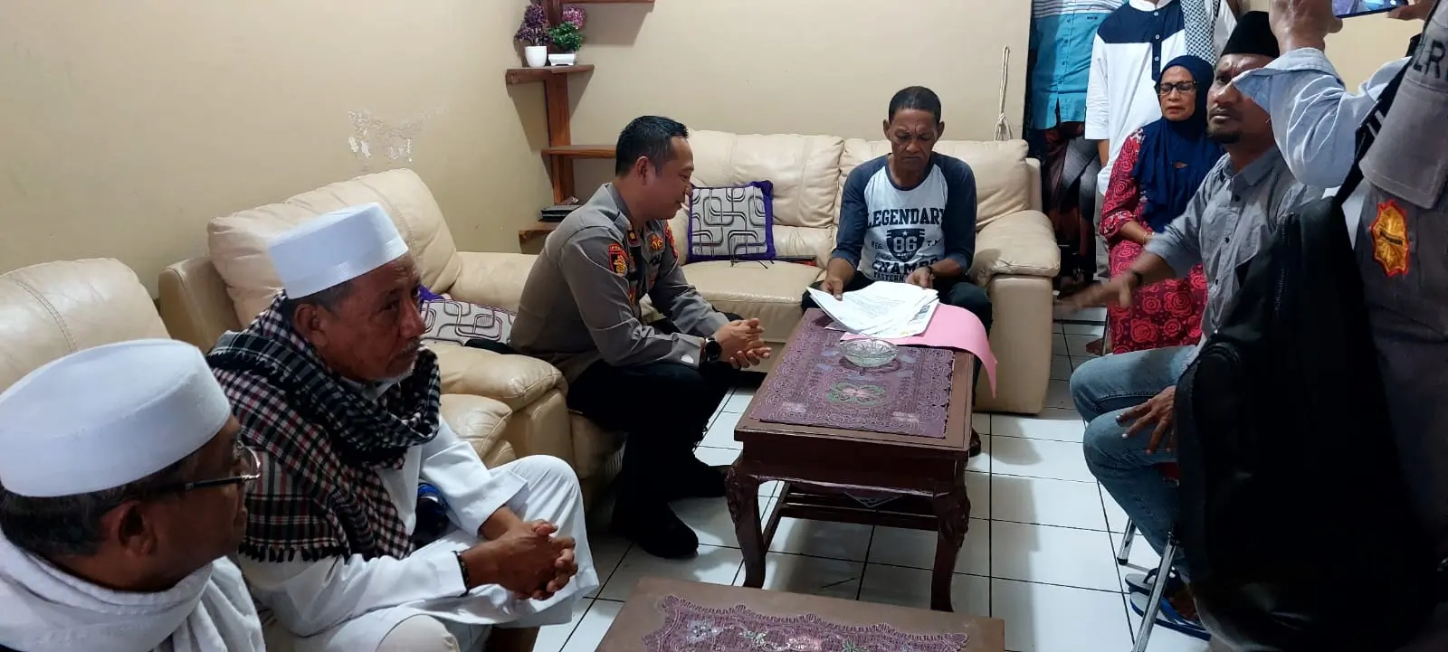 Pertemuan-mediasi-Kapolres-Tual-didampingi-Imam-Masjid-bersama-Keluarga-Salahudin-Kabalmay.