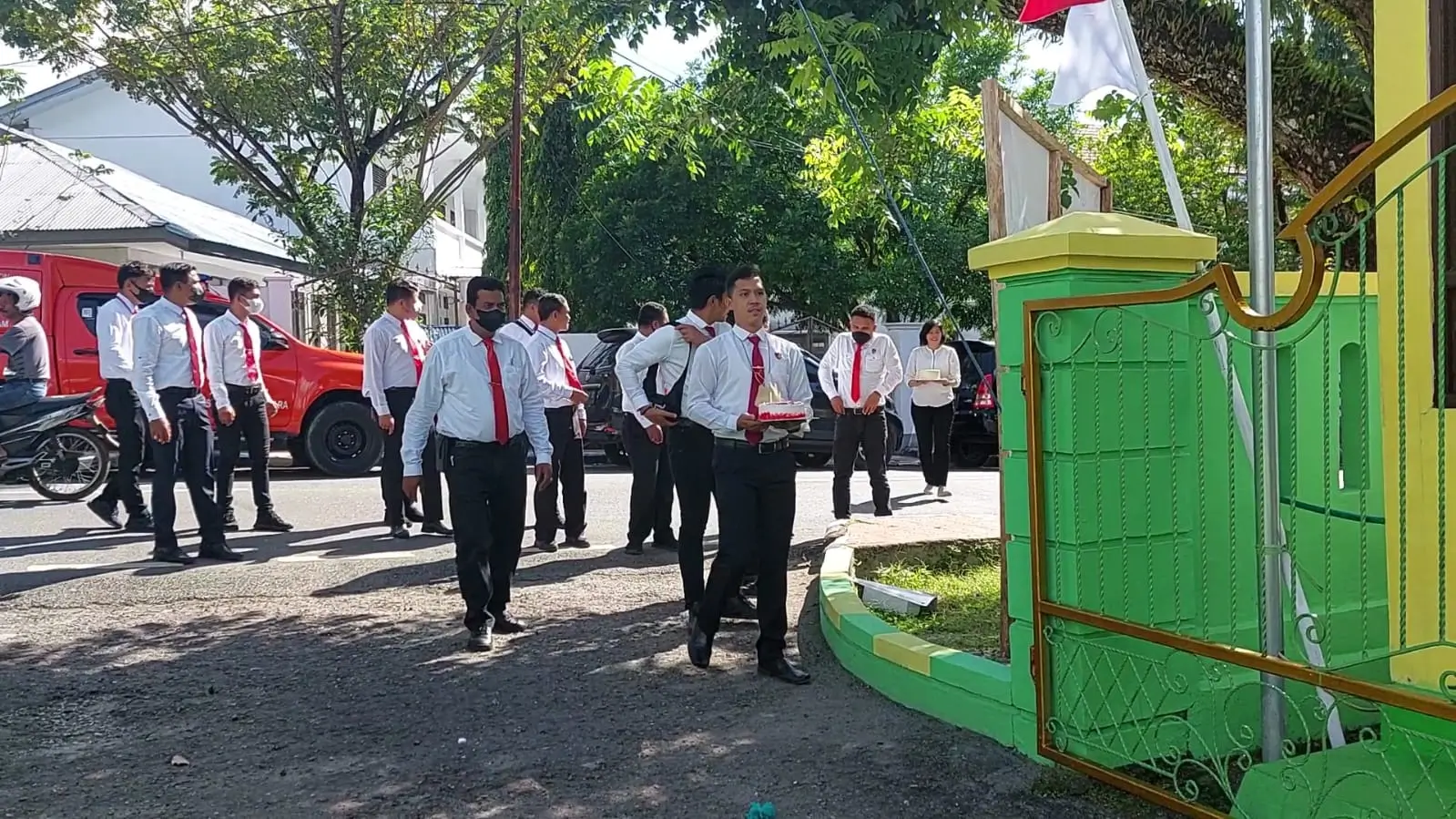 Satreskrim-polres-tual-antar-kue-HUT-Adhyaksa-ke-62-di-Kejaksaan-Negeri-Tual