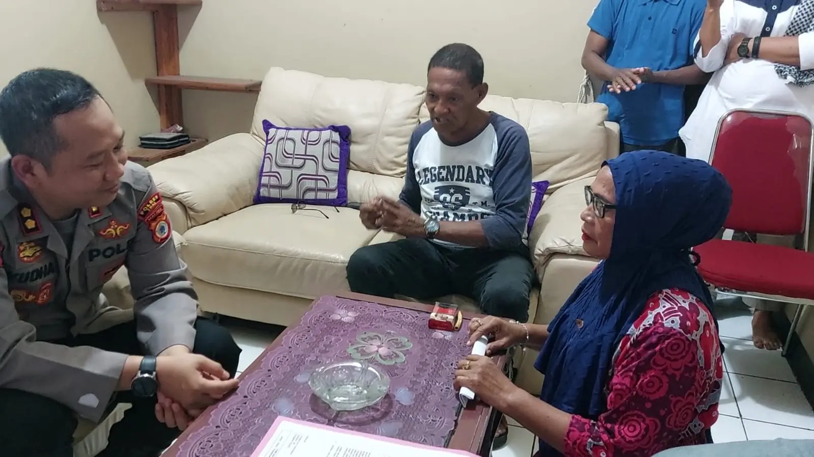 ibu-korban-penembakan-BNN-sujud-didepan-Kapolres-Tual