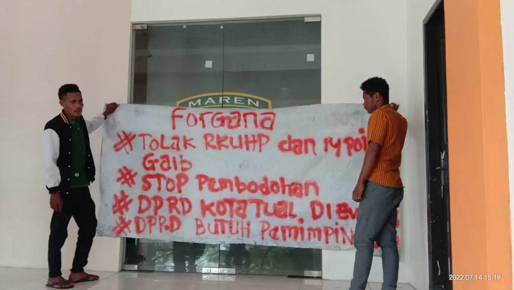 ini-spanduk-tuntutan-forgana-di-kantor-dprd-kota-tual