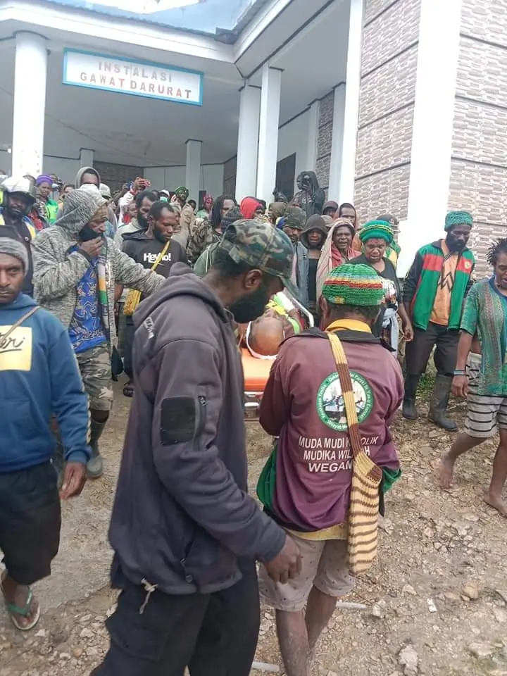 korban-ricuh-di-Kantor-Bupati-Paniai-dilarikan-ke-RS-Paniai.