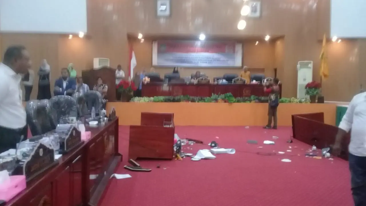 meja-dan-mic-dprd-kota-tual-rusak