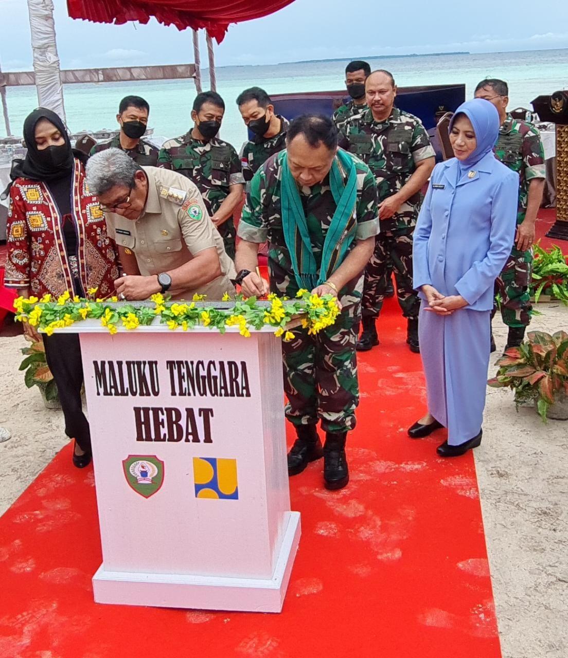 penandatanganan-prasasti-pantai-wisata-Ngirwarat-oleh-KASAU-dan-Bupati-Malra