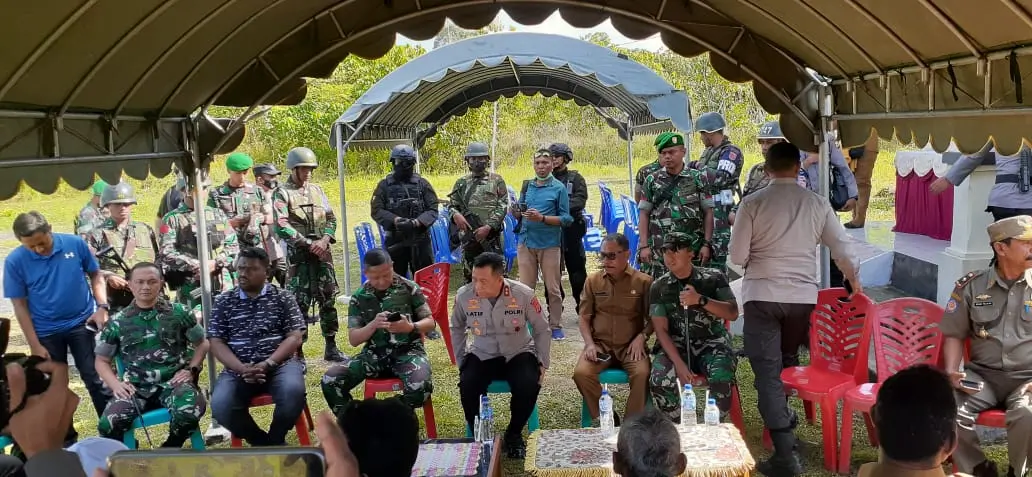 pertemuan-Pangdam-dan-Kapolda-Maluku-bersama-warga-Ohoi-Ohoiren.