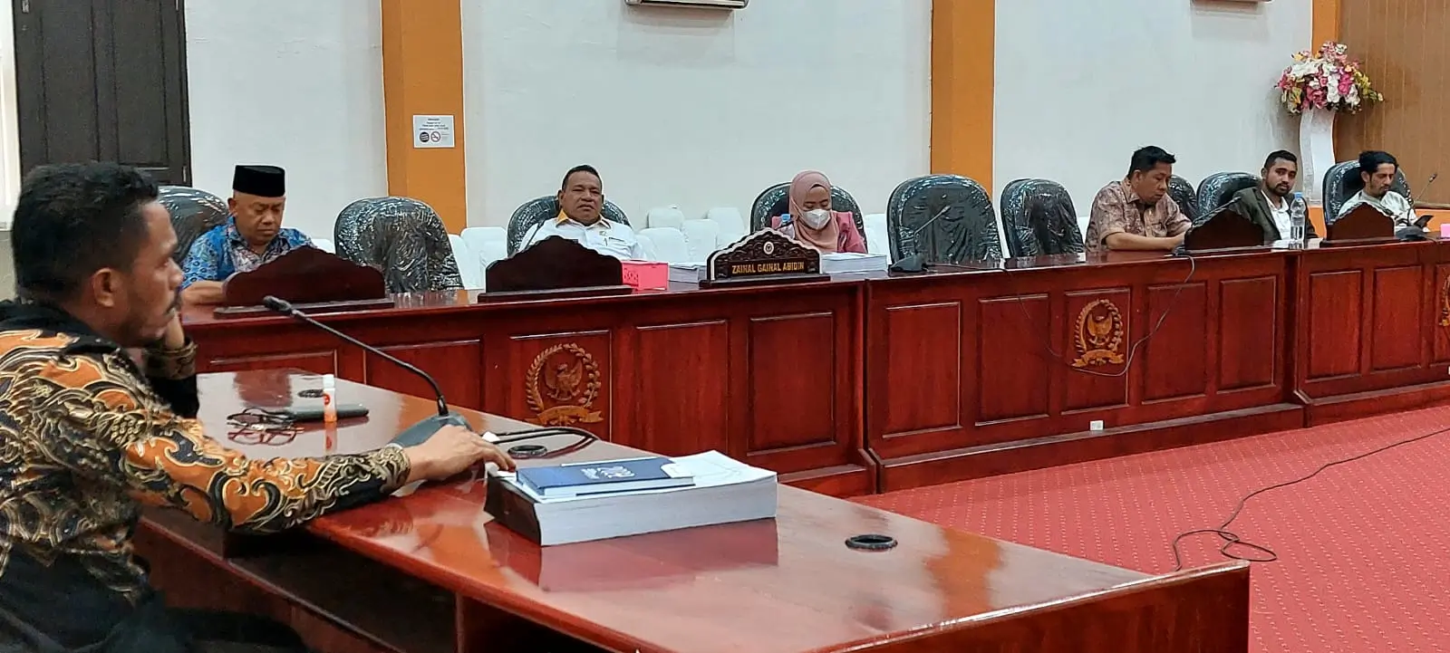 rapat-badan-anggaran-dprd-kota-tual-yang-dipimpin-ketua-dprd-senin