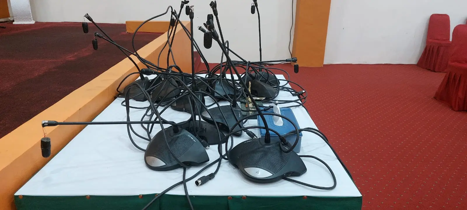 tiga-belas-buah-mic-yang-dibanting-wakil-rakyat-kota-Tual-hingga-rusak