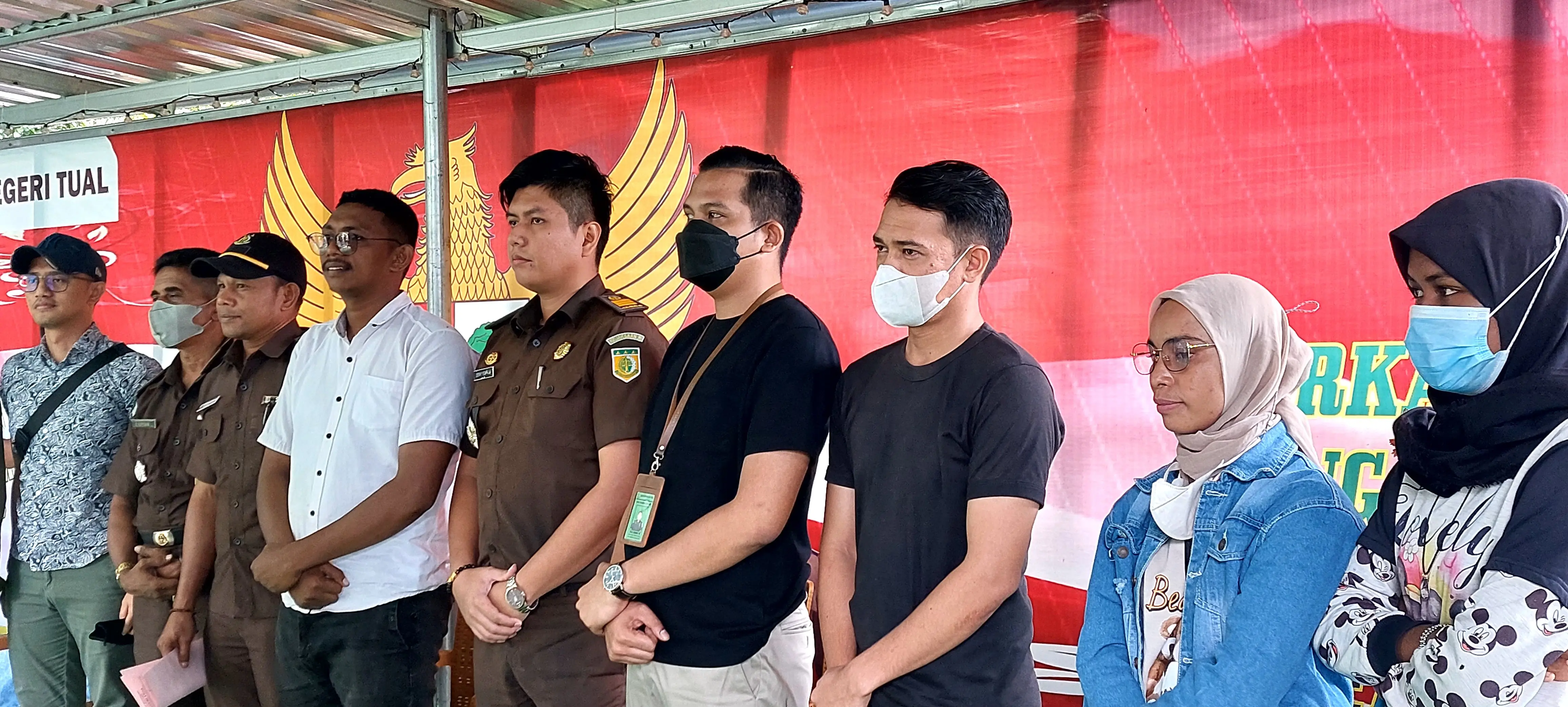 Para pemuda Dullah Laut bersama Para Jaksa di Kejaksaan Negeri Tual