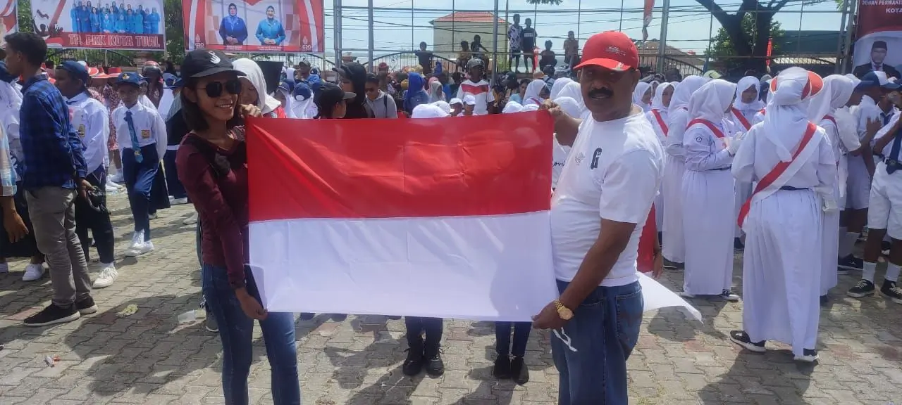 Kepala Kantor Kesbangpol Kota Tual tancap 10 juta benderah merah putih di Kota Tual
