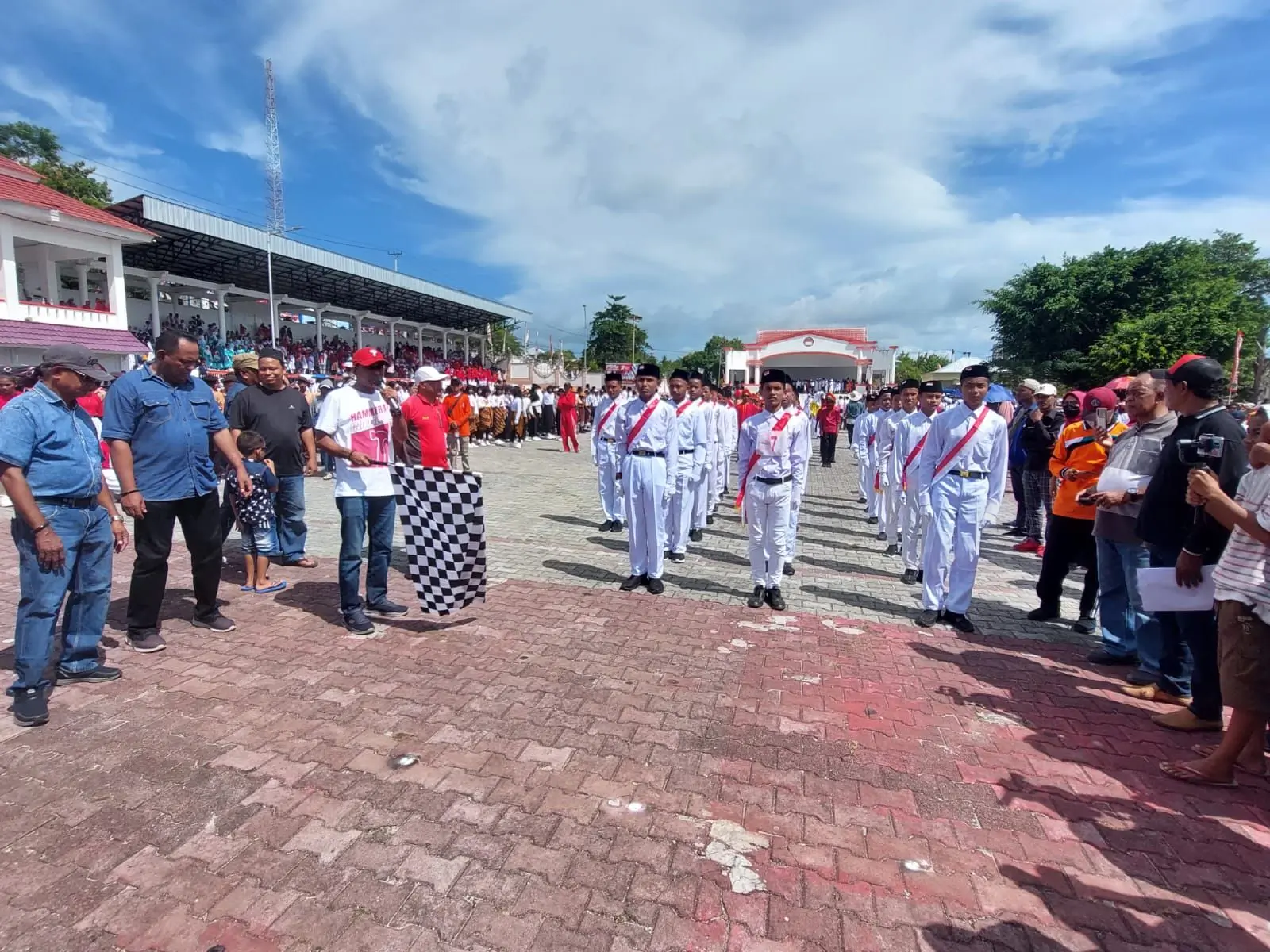 Sekda Kota Tual buka lomba gerak jalan tingkat SD dan SMP se Kota Tual