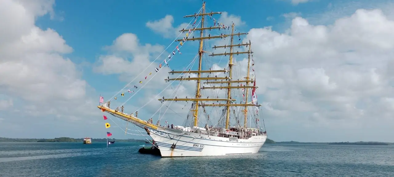 KRI Bima Suci - 945 ketika sandar di dermaga Lanal Tual selasa 16 agustus 2022