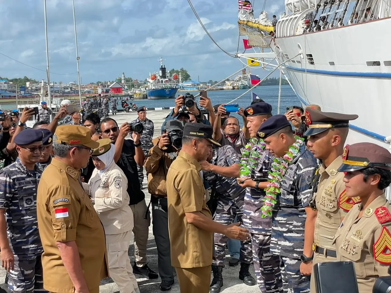Wawali Tual dan Bupati Malra menyambut kedatangan KRI Bima Suci - 945 di Dermaga Lanal Tual