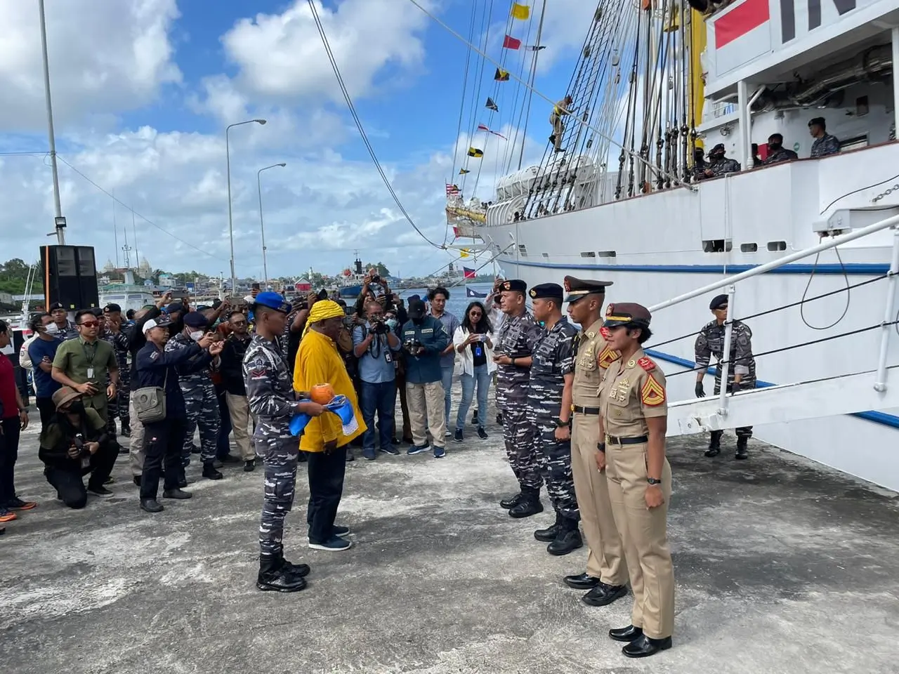 Upacara adat Kei, Rinin oleh Raja Tual dalam menyambut kedatangan KRI Bima Suci - 945 di dermaga Lanal Tual