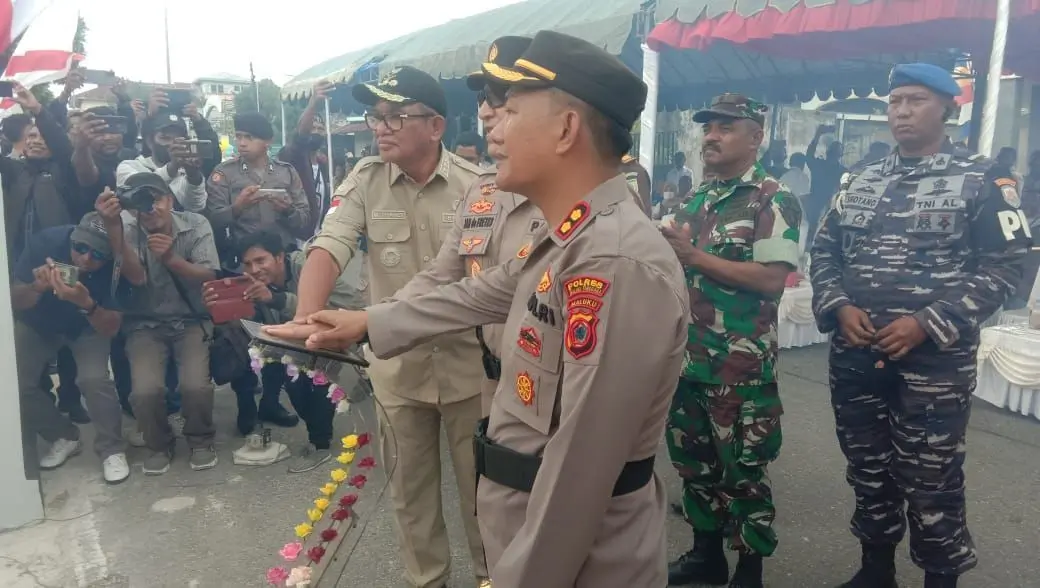 Penekanan tombol peresmian Polres Malra oleh Wakapolda Maluku dan Bupati Malra