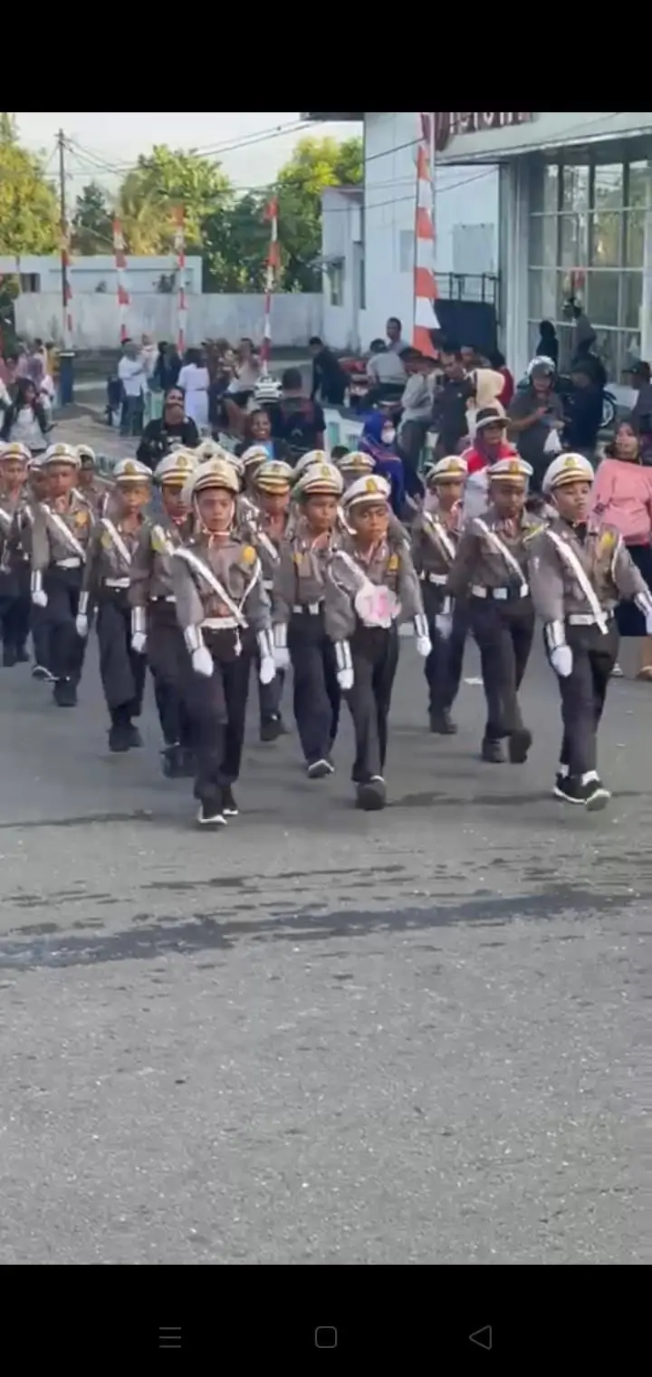 Peserta gerak jalan dari SD Negeri 11 Kota Tual