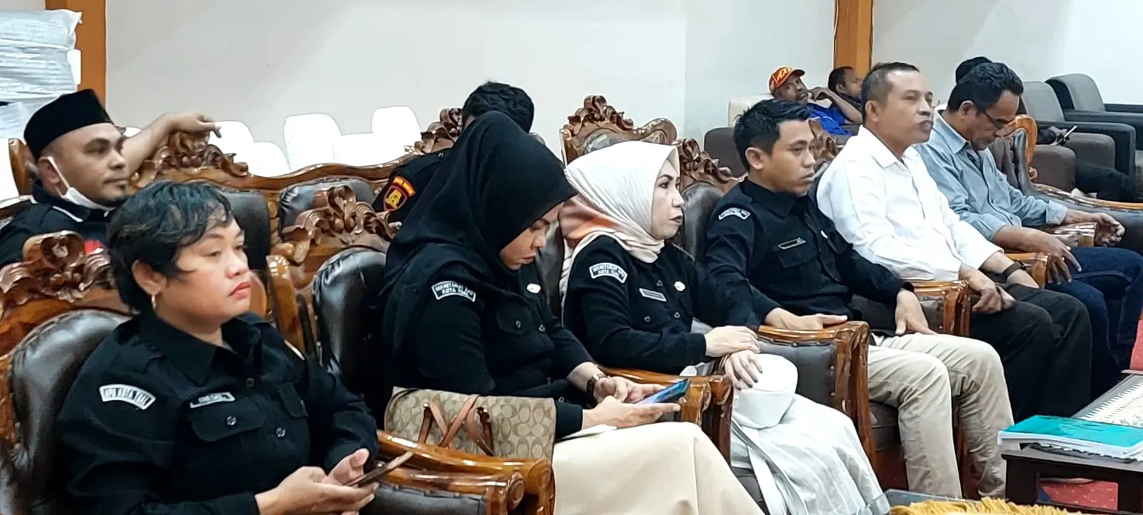 Ketua-KPUD-Kota-Tual-bersama-Komisioner-dan-TPAD-dalam-rapat-paripurna-DPRD-Kota-Tual