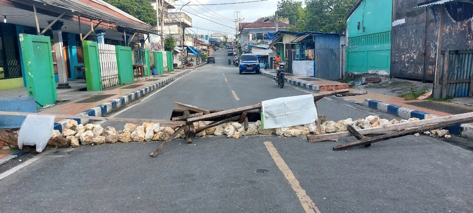 akses-jalan-utama-kota-Tual-sudah-satu-bulan-dipalang-batu-dan-kayu.