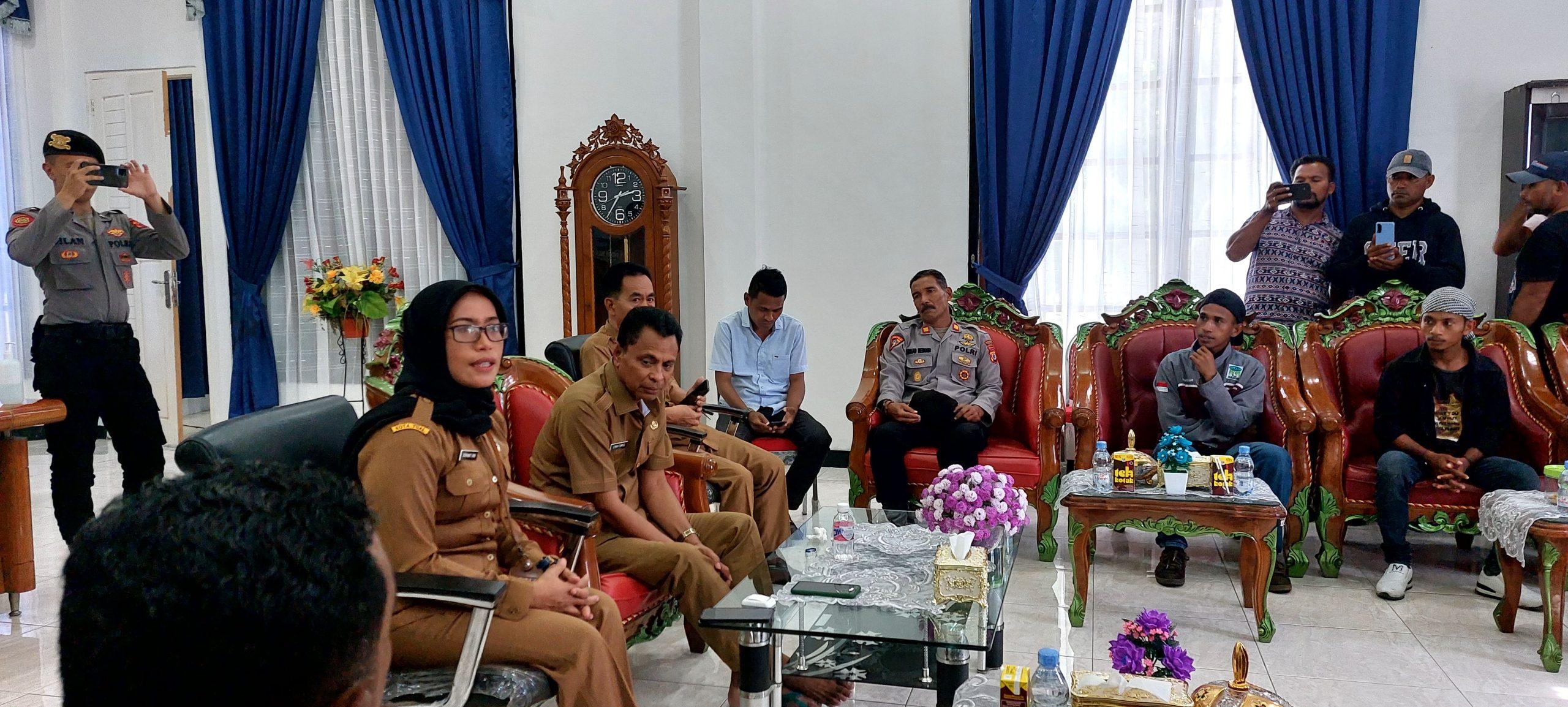 Wawali Tual menerima aspirasi KAMMI Kota Tual diruang kerjanya