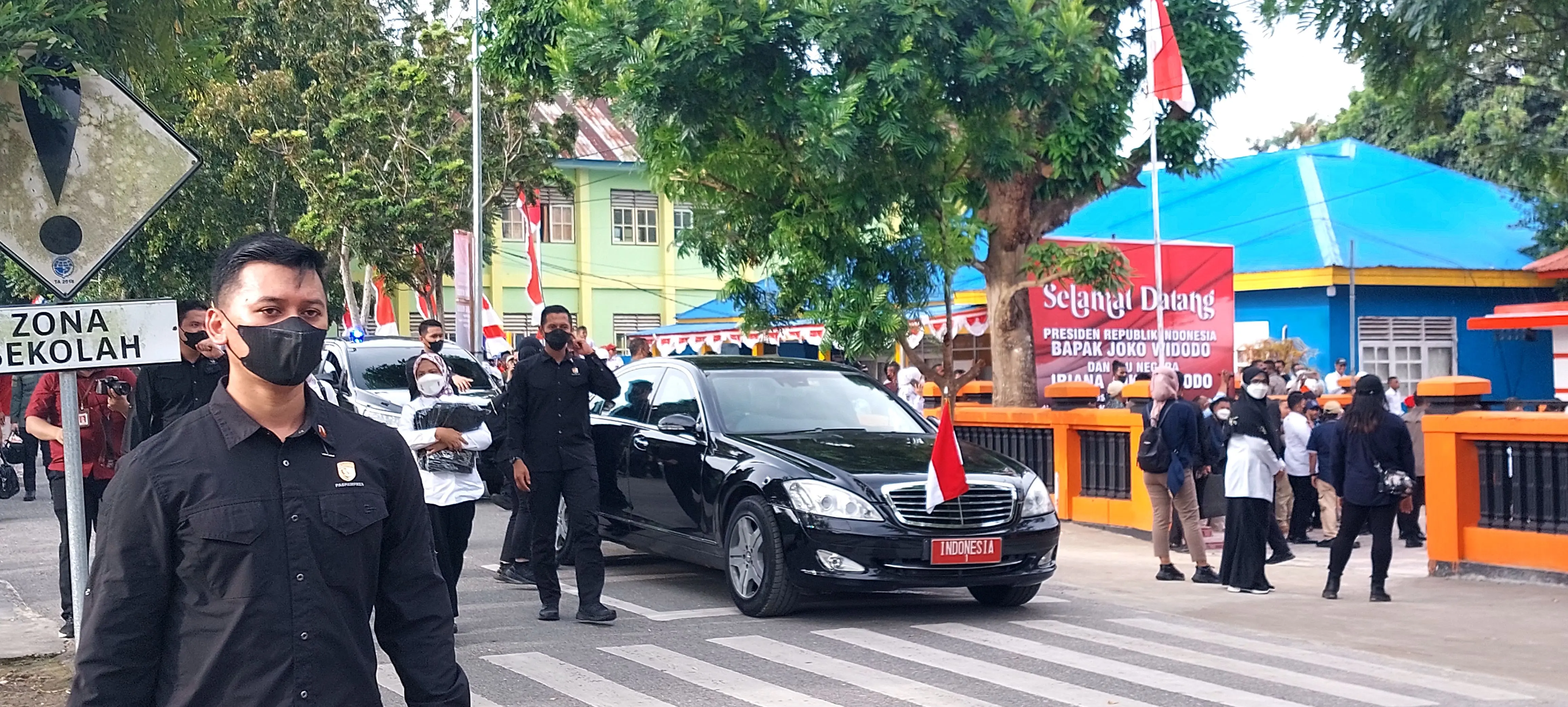 Presiden RI, Joko Widodo ketika menyambangi Kantor Pos Tual
