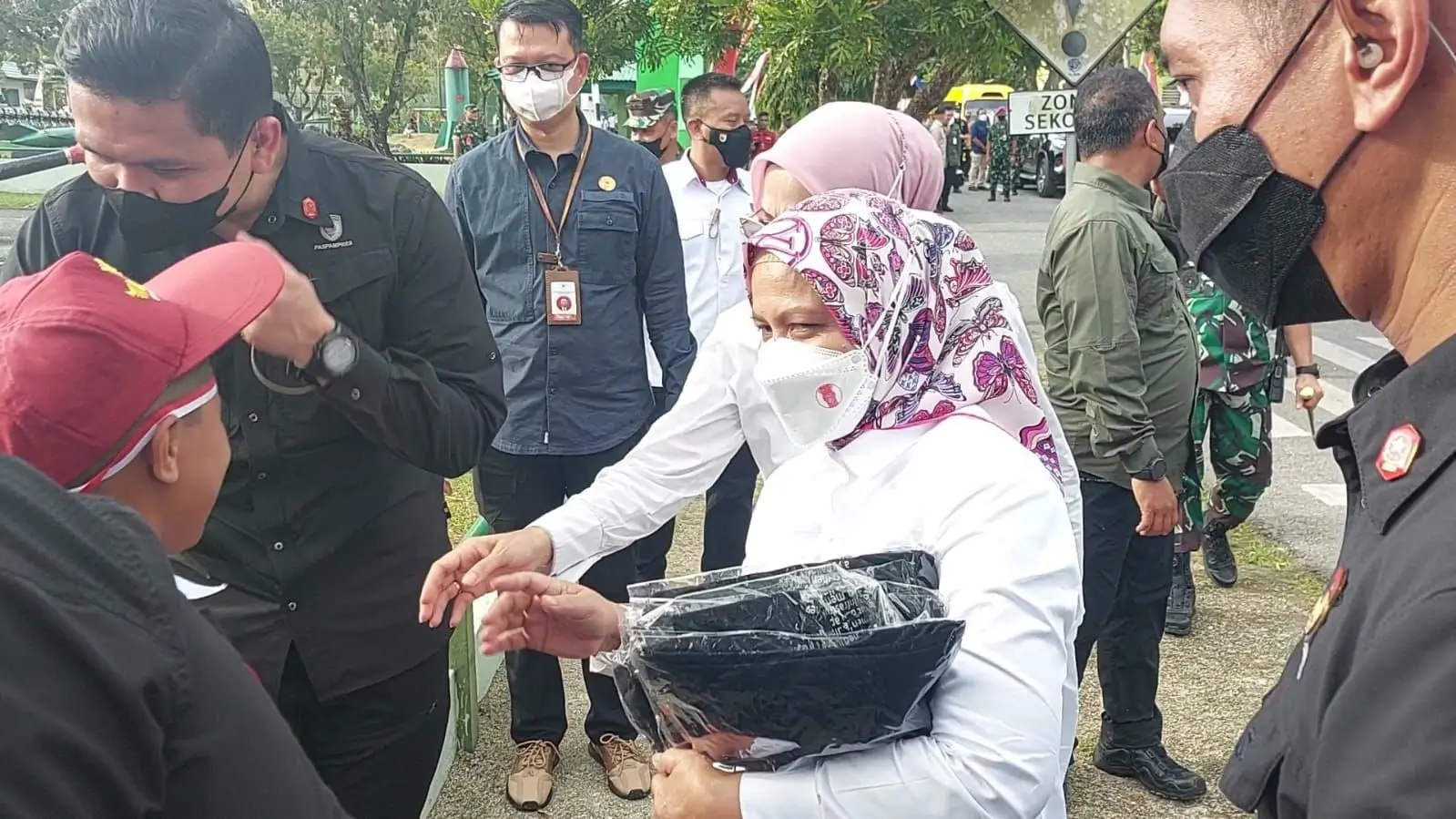 Ibu Iriana Joko Widodo turun dari mobil bagi buku tulis dan baju Jokowi di Kantor Pos Tual