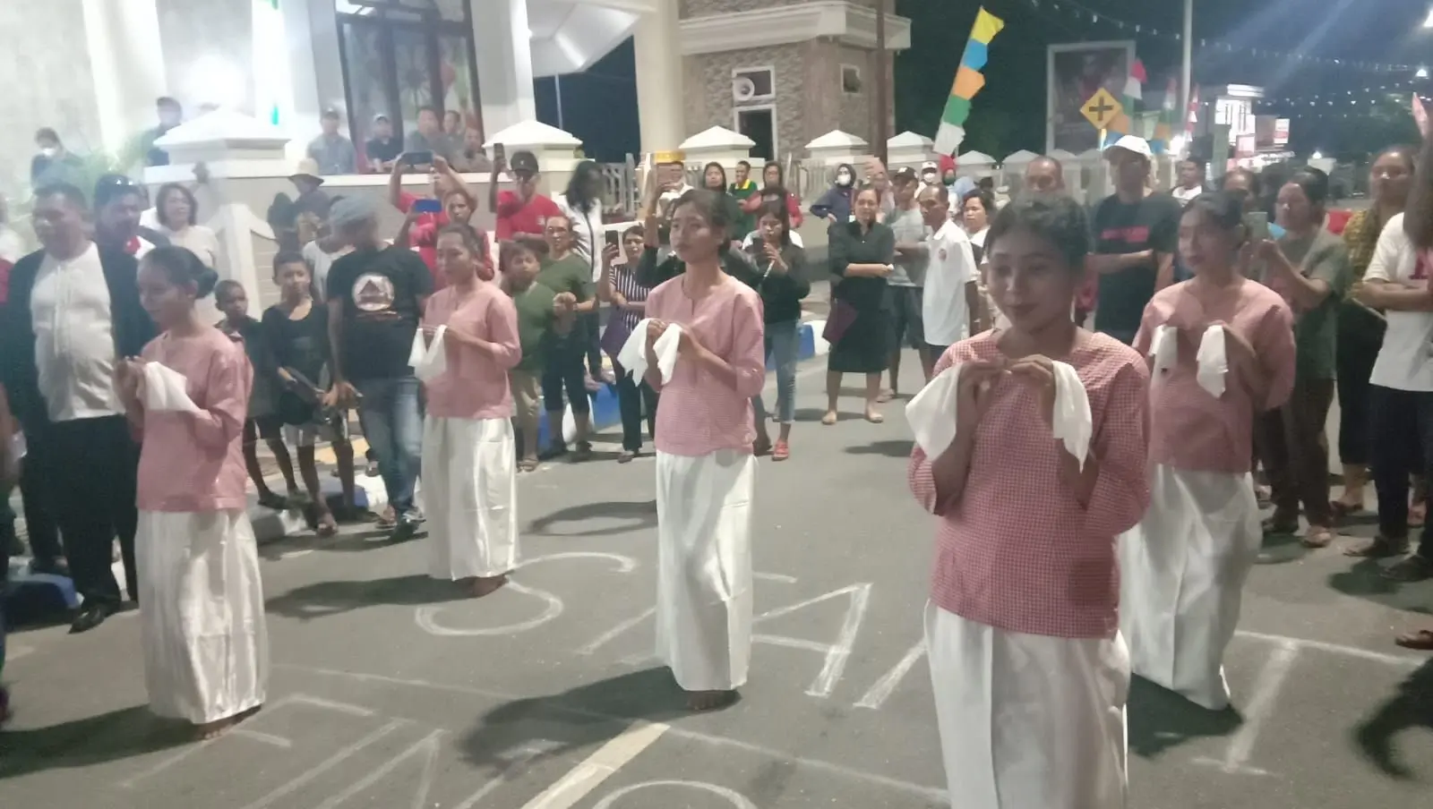 Kontingen Pesparani Kota Ambon dan SBB ketika dijemput warga jemaat GPM Maranatha UN Kota Tual selasa malam