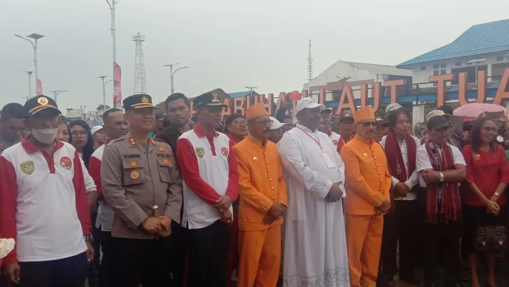 Wawali dan Kapolres Tual menjemput kontingen pesparani asal KKT dan MBD di Pelabuhan Yos Sudarso Kota Tual