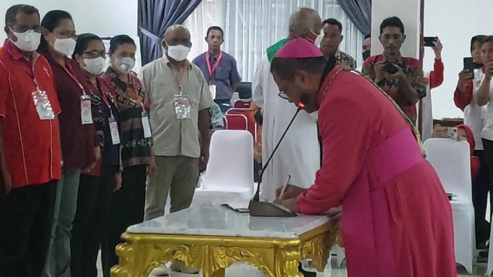 Uskup Amboina melantik dewan juri pesparani Katolik IV Provinsi Maluku di Aula Balai Kota Tual, minggu pagi