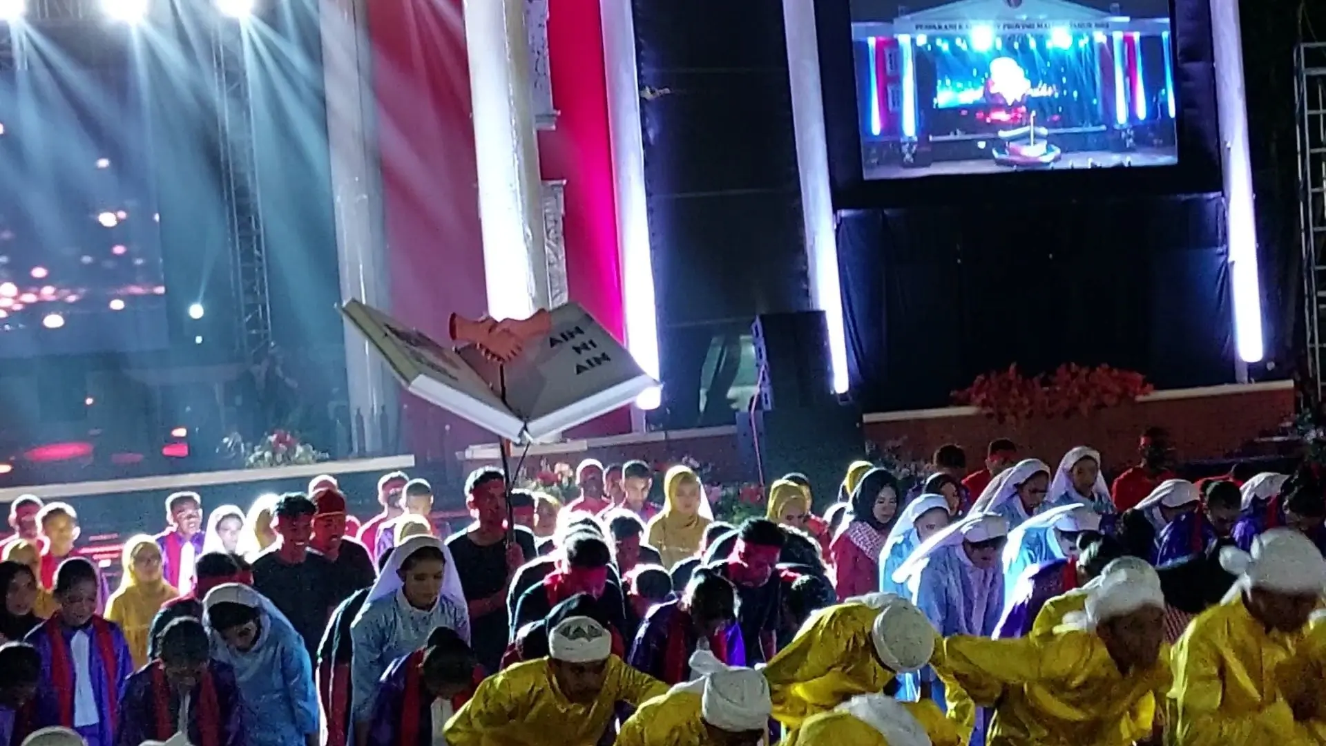 Tarian kolosal khas budaya Kei oleh para generasi muda Islam- Kristen di Kota Tual warnai pembukaan pesparani Katolik IV Provinsi Maluku di Kota Tual