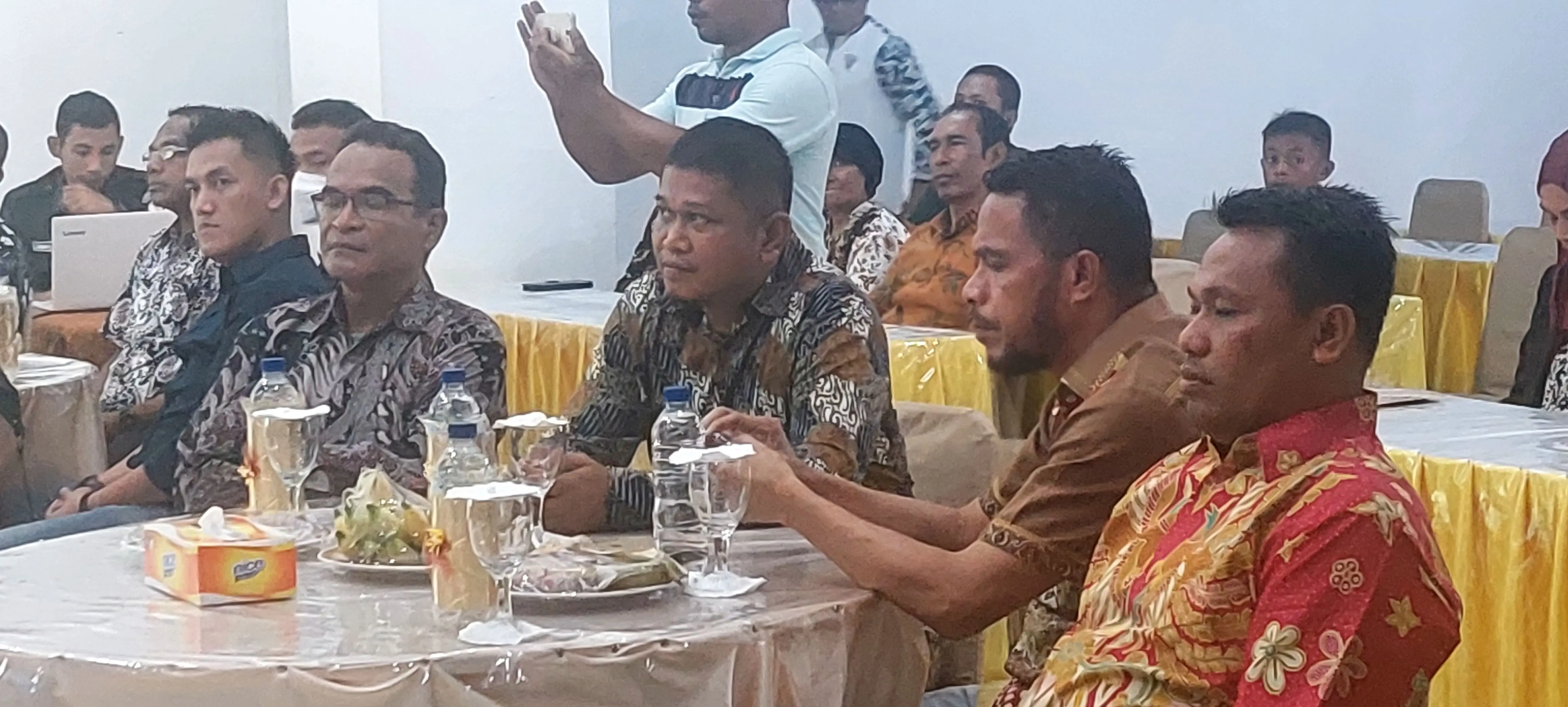 Ketua Bawaslu Maluku dan Komisioner Bawaslu, Daim Baco Rahawarin hadir dalam kegiatan pelantikan Panwascam se Kota Tual