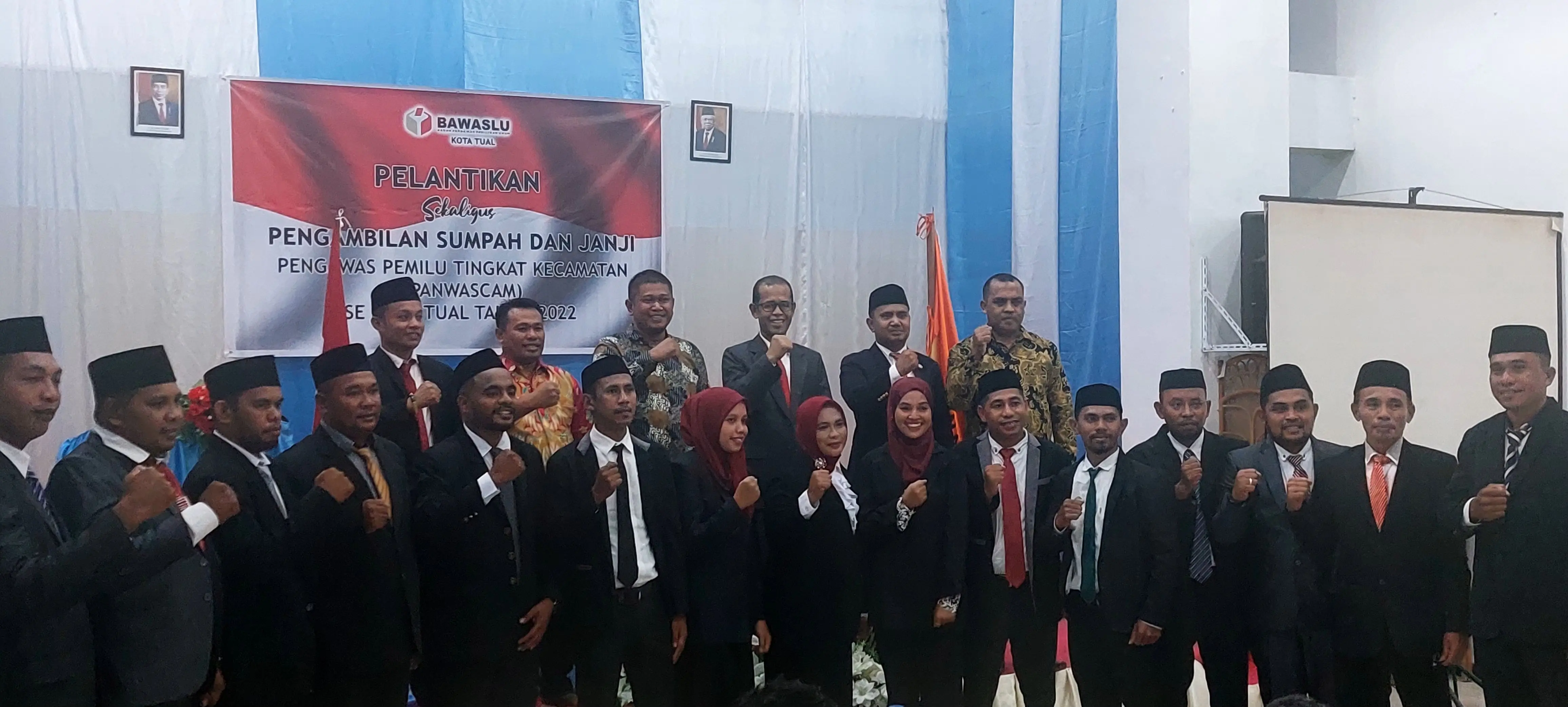 Foto bersama Ketua Bawaslu Maluku bersama Bawaslu Kota Tual dan Panwascam