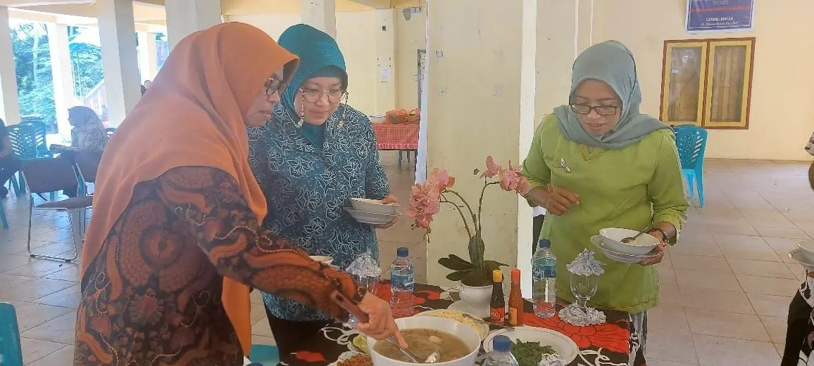 Ketua Tim Penggerak PKK Kota Tual menikmati makanan sehat khas Kei yakni bakso embal campur ikan