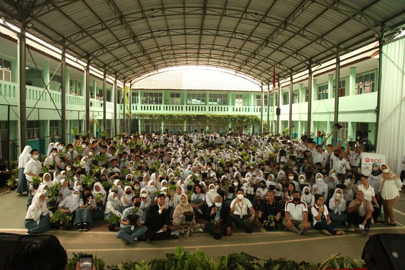 Co-Founder Teens Go Green Indonesia, Bambang Sutrisno, menyampaikan materi tentang pentingnya pemulihan dan pelindungan bumi dari pemanasan global (global warming). Acara ini diikuti oleh 859 pelajar SMAN 1 Cileungsi dan sekitarnya secara hybrid