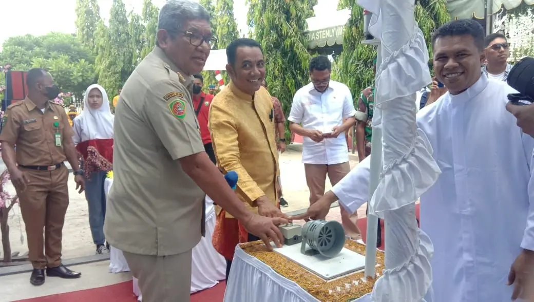 Penekanan tombol peresmian gedung otomotif SMK Siwalima Langgur oleh Bupati Malra
